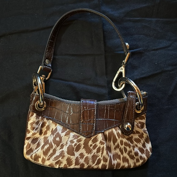 Guess mini purse. Super cute. - Picture 4 of 11